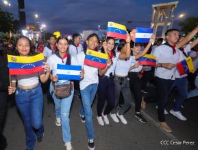 Jóvenes nicaragüenses rinden homenaje a Simón Bolívar con caminata y concierto en Managua
