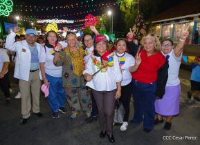 Jóvenes nicaragüenses rinden homenaje a Simón Bolívar con caminata y concierto en Managua