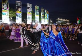 Jóvenes nicaragüenses rinden homenaje a Simón Bolívar con caminata y concierto en Managua