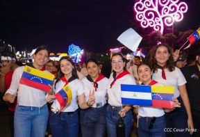 Jóvenes nicaragüenses rinden homenaje a Simón Bolívar con caminata y concierto en Managua