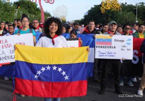 Jóvenes nicaragüenses rinden homenaje a Simón Bolívar con caminata y concierto en Managua