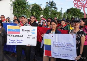 Jóvenes nicaragüenses rinden homenaje a Simón Bolívar con caminata y concierto en Managua