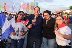 Jóvenes nicaragüenses rinden homenaje a Simón Bolívar con caminata y concierto en Managua