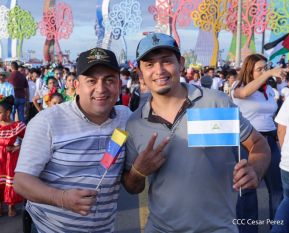 Jóvenes nicaragüenses rinden homenaje a Simón Bolívar con caminata y concierto en Managua