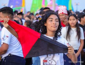 Jóvenes nicaragüenses rinden homenaje a Simón Bolívar con caminata y concierto en Managua