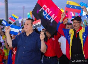 Jóvenes nicaragüenses rinden homenaje a Simón Bolívar con caminata y concierto en Managua