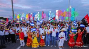 Jóvenes nicaragüenses rinden homenaje a Simón Bolívar con caminata y concierto en Managua