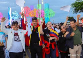 Jóvenes nicaragüenses rinden homenaje a Simón Bolívar con caminata y concierto en Managua