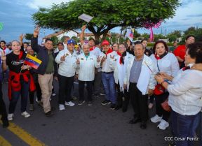 Jóvenes nicaragüenses rinden homenaje a Simón Bolívar con caminata y concierto en Managua