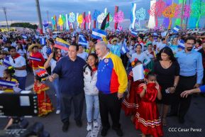 Jóvenes nicaragüenses rinden homenaje a Simón Bolívar con caminata y concierto en Managua