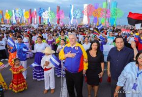 Jóvenes nicaragüenses rinden homenaje a Simón Bolívar con caminata y concierto en Managua
