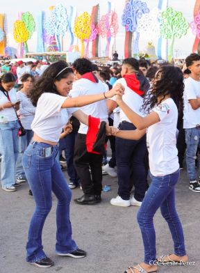 Jóvenes nicaragüenses rinden homenaje a Simón Bolívar con caminata y concierto en Managua
