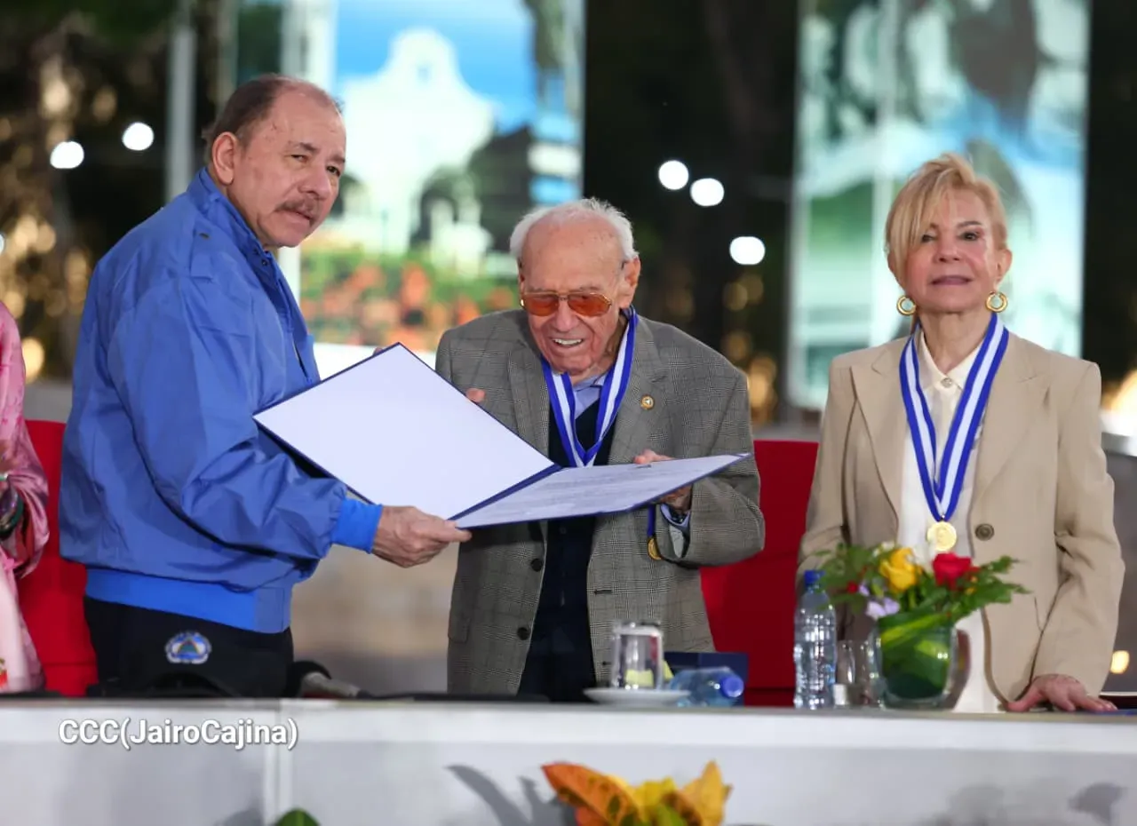 Entrega de primera Medalla de Reconciliación y Paz Cardenal Miguel Obando
