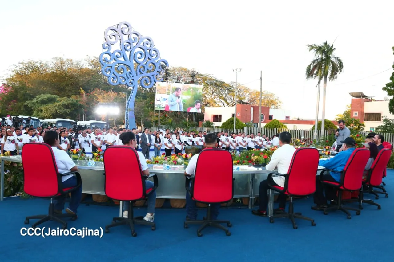 Cooperativas de Nicaragua reciben nuevas unidades de autobuses y microbuses de China