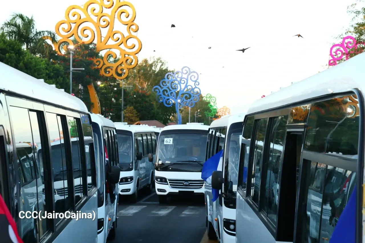 Cooperativas de Nicaragua reciben nuevas unidades de autobuses y microbuses de China