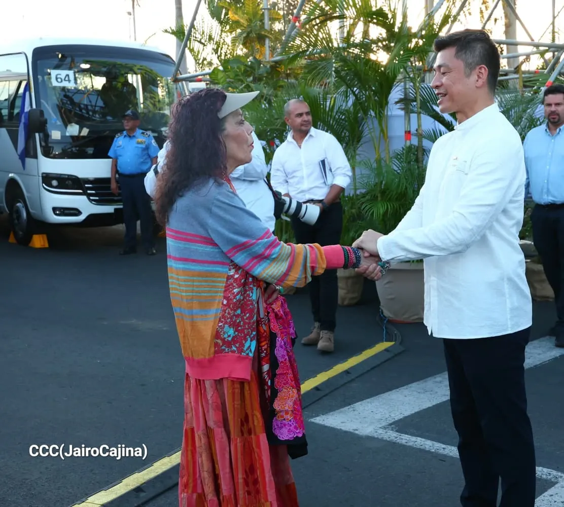 Cooperativas de Nicaragua reciben nuevas unidades de autobuses y microbuses de China