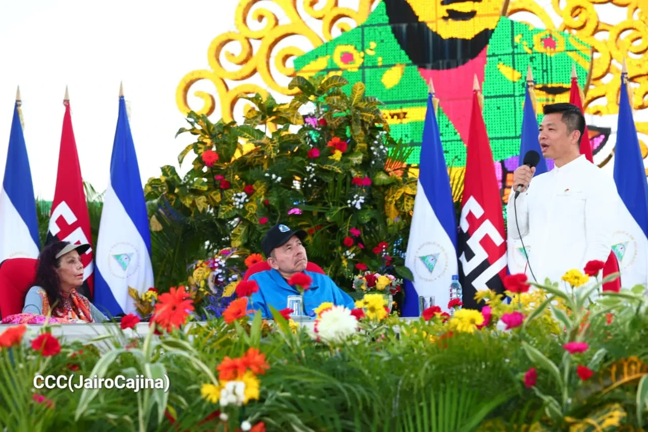 Cooperativas de Nicaragua reciben nuevas unidades de autobuses y microbuses de China