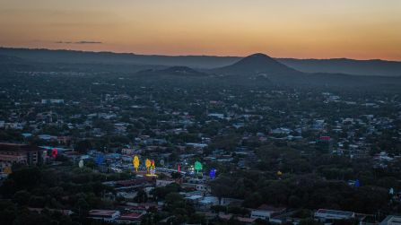 Cooperativas de Nicaragua reciben nuevas unidades de autobuses y microbuses de China