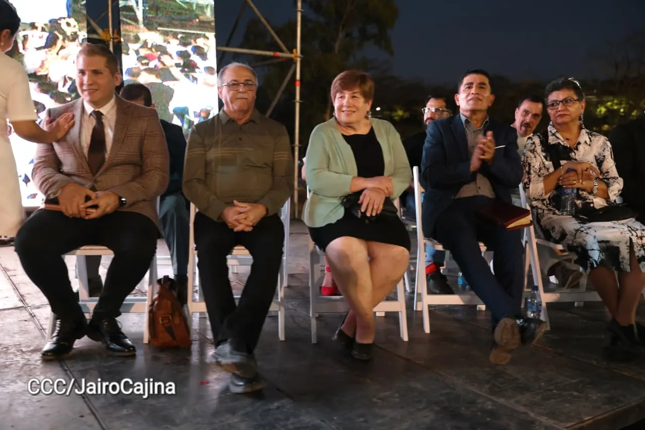 Familias celebran la Paz con culto en Plaza La Biblia