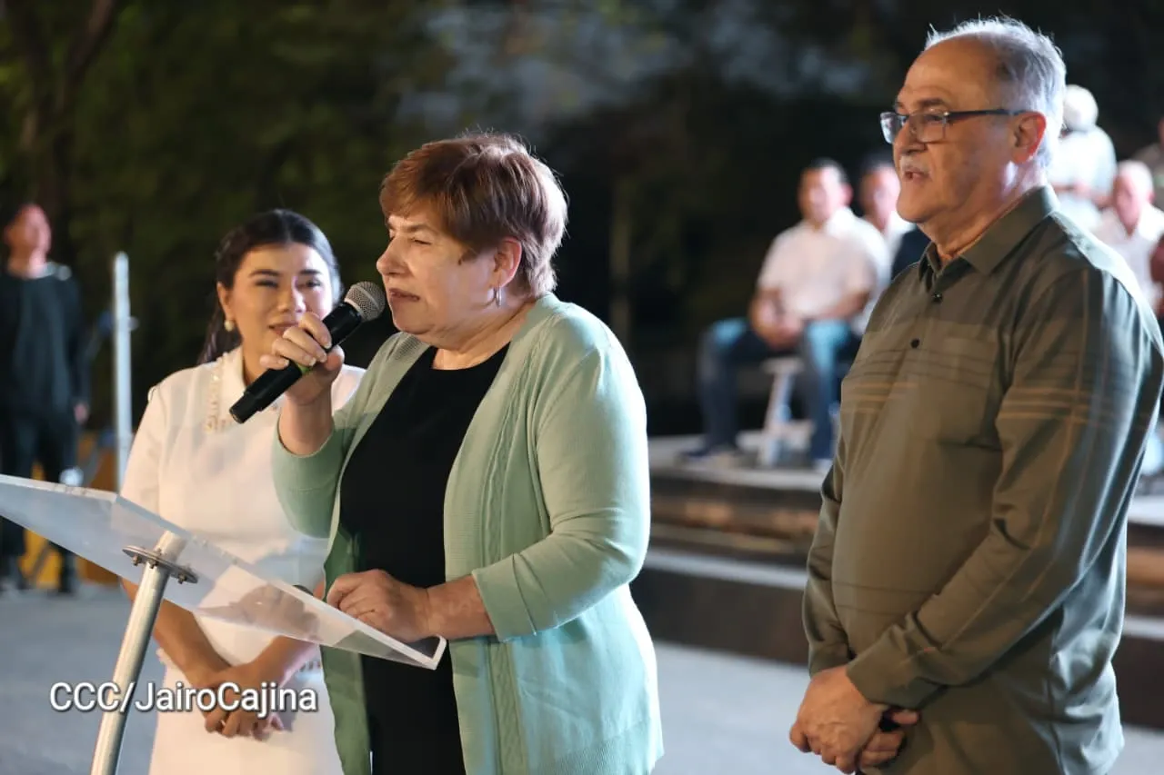 Familias celebran la Paz con culto en Plaza La Biblia