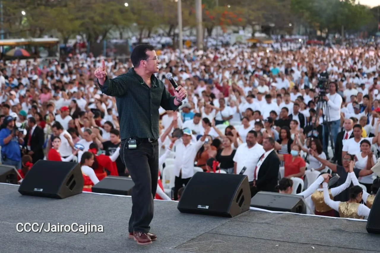 Familias celebran la Paz con culto en Plaza La Biblia