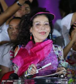 Daniel y Rosario celebran el 35/19 en Plaza La Fé