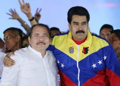 Daniel y Rosario celebran el 35/19 en Plaza La Fé