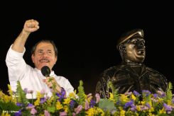 Daniel y Rosario celebran el 35/19 en Plaza La Fé
