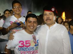 Daniel y Rosario celebran el 35/19 en Plaza La Fé