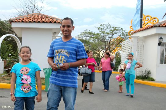 Familias disfrutan la belleza y creatividad del Paseo Xolotlán