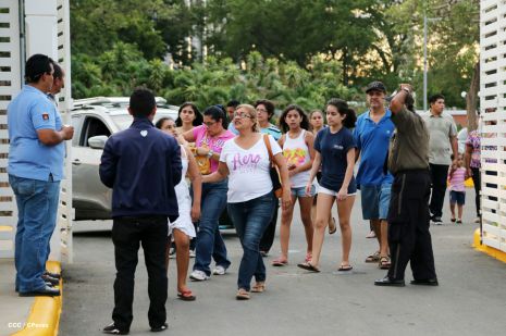 Familias disfrutan la belleza y creatividad del Paseo Xolotlán