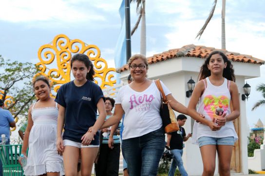 Familias disfrutan la belleza y creatividad del Paseo Xolotlán