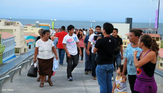 Familias disfrutan la belleza y creatividad del Paseo Xolotlán