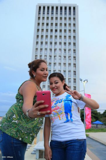 Familias disfrutan la belleza y creatividad del Paseo Xolotlán