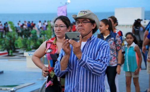 Familias disfrutan la belleza y creatividad del Paseo Xolotlán