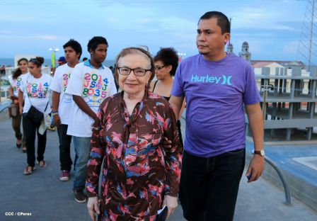 Familias disfrutan la belleza y creatividad del Paseo Xolotlán