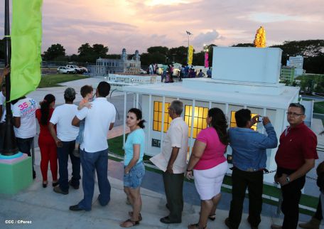 Familias disfrutan la belleza y creatividad del Paseo Xolotlán