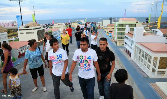 Familias disfrutan la belleza y creatividad del Paseo Xolotlán