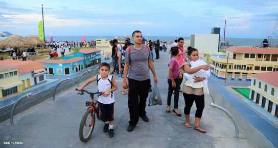 Familias disfrutan la belleza y creatividad del Paseo Xolotlán