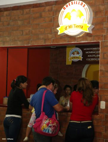 Familias disfrutan la belleza y creatividad del Paseo Xolotlán