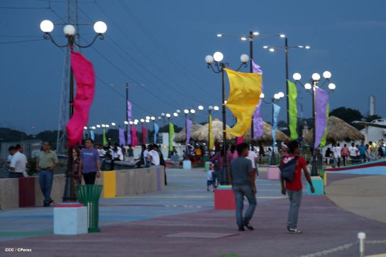 Familias disfrutan la belleza y creatividad del Paseo Xolotlán