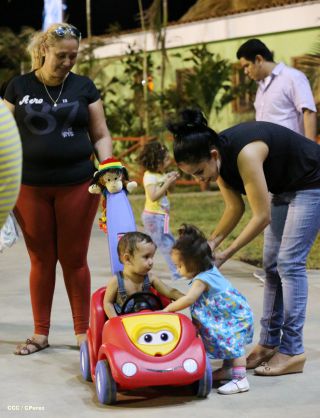 Familias disfrutan la belleza y creatividad del Paseo Xolotlán