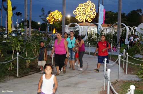 Familias disfrutan la belleza y creatividad del Paseo Xolotlán