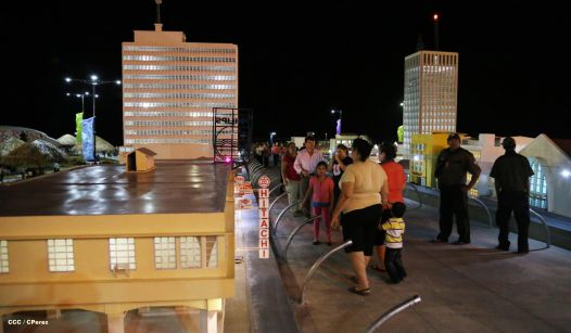 Familias disfrutan la belleza y creatividad del Paseo Xolotlán