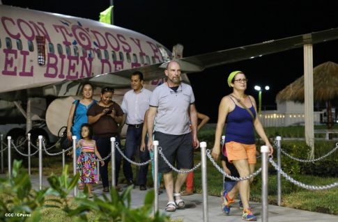 Familias disfrutan la belleza y creatividad del Paseo Xolotlán