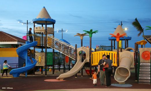 Familias disfrutan la belleza y creatividad del Paseo Xolotlán