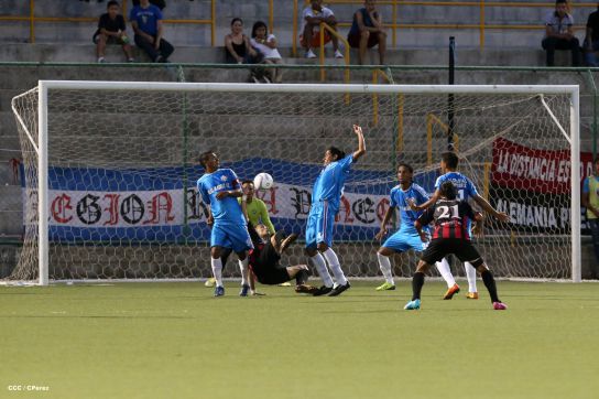 Triunfal debut rojinegro