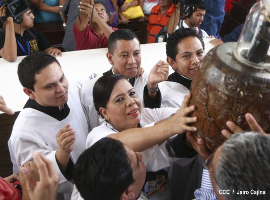 Devotos de Santo Domingo de Guzmán participan de la bajada de su santuario