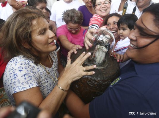 Devotos de Santo Domingo de Guzmán participan de la bajada de su santuario