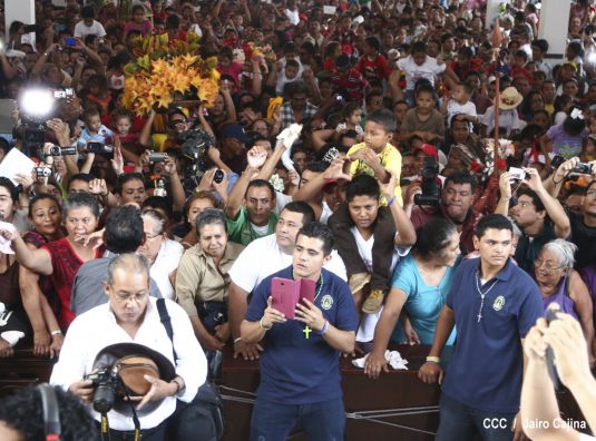 Devotos de Santo Domingo de Guzmán participan de la bajada de su santuario